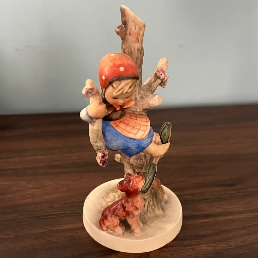 Charming‎ Figurine, out of danger with Child and Dog
